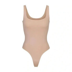 SKIMS ESSENTIAL SCOOP NECK BODYSUIT SANDSTONE B1054